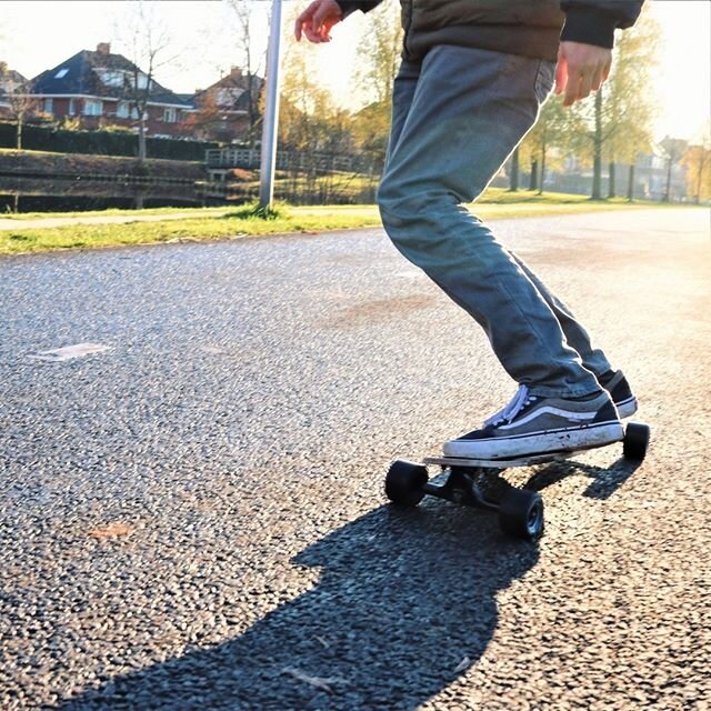 The flax fibre gives the longboards some nice flex, perfect for those smooth carves and turns. ⁠
.⁠
.⁠
.⁠
#studiobartvernooij #flaxonthebeach #cruiserboard #longboard #skateboard #sustainable #sustainablelife #sustainableskateboard #natural #material