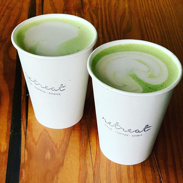 On this sunny day where everyone&rsquo;s out and about in Seattle, stopped at @retreatgreenlake for a lovely lunch and #matchalatte with #almondmilk 🍵. Yum