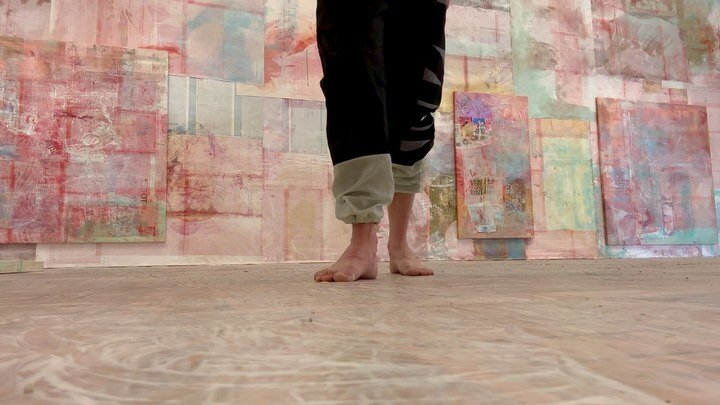 some movement exploration amongst the pigment fields of @mandyelsayegh at @lehmannmaupin 

🙏🏻 thank you for the opportunity to activate the gallery space in a unique way, doubling as open resource for dancers of the City.