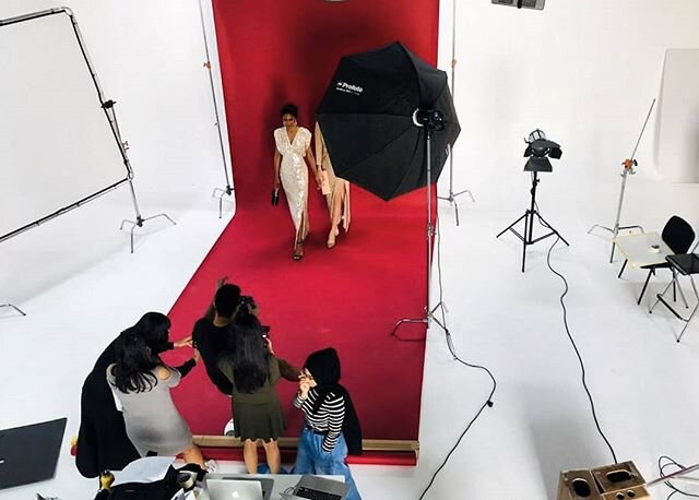 Roll out the red carpet.. or rather the red colorama..
.
.
#tb #throwback #8thstreetstudios #rentalstudiosdubai #photopgraphystudios #bts #8thstreetbts #8thstreetbackdrops #studioAshoots #cyclorama #cove #infinity #white #shoot #onset #setdesign #red