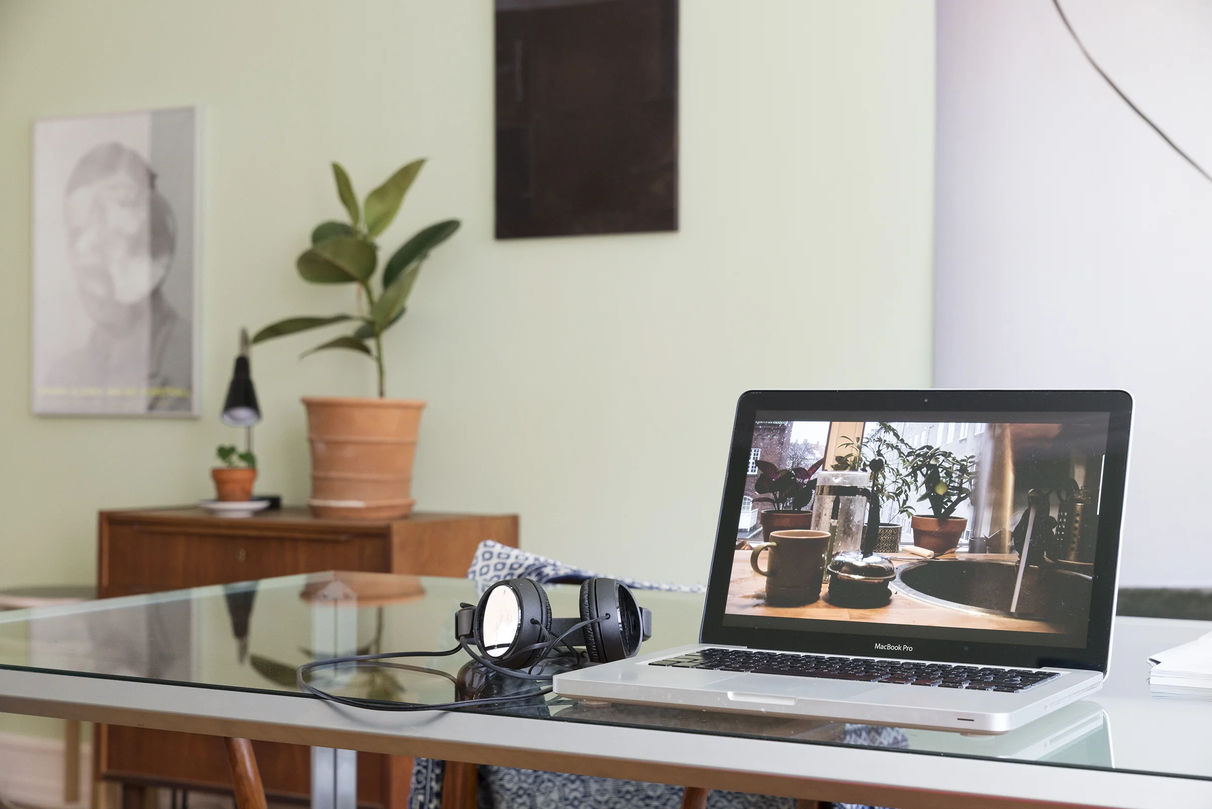 Kaffe Ritual (Coffee Ritual) (2012/2017), video 7:47min, MacBook pro, table, Moa Alskog