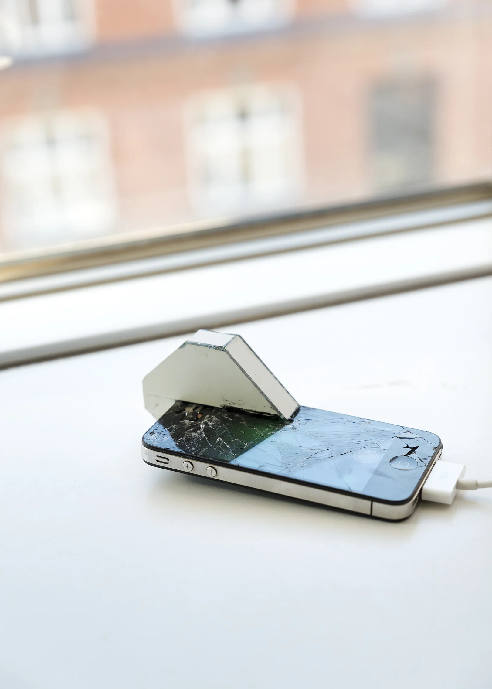 På radion talar de om ett hål i jorden (europium, europium, terbium) (2015) Karl Isakson En sprucken skärm, speglar, en modifierad iPhone 4S. Telefonens kamera tittar på skärmen genom ett antal speglar. Min skärm pulserar, kontrasten är hög, röd fosfor, blå fosfor och lite grönt. På radion säger en till en annan att riset inte växer. On the radio they are talking about a hole in the earth (europium, europium, terbium) (2015) Karl Isakson A cracked screen, mirrors, a modified iPhone 4S. The phone’s camera is facing the screen guided by a number of mirrors. My screen pulsates, the contrast is high, red phosphor, blue phosphor and a little green. On the radio one says to another that the rice doesn’t grow.