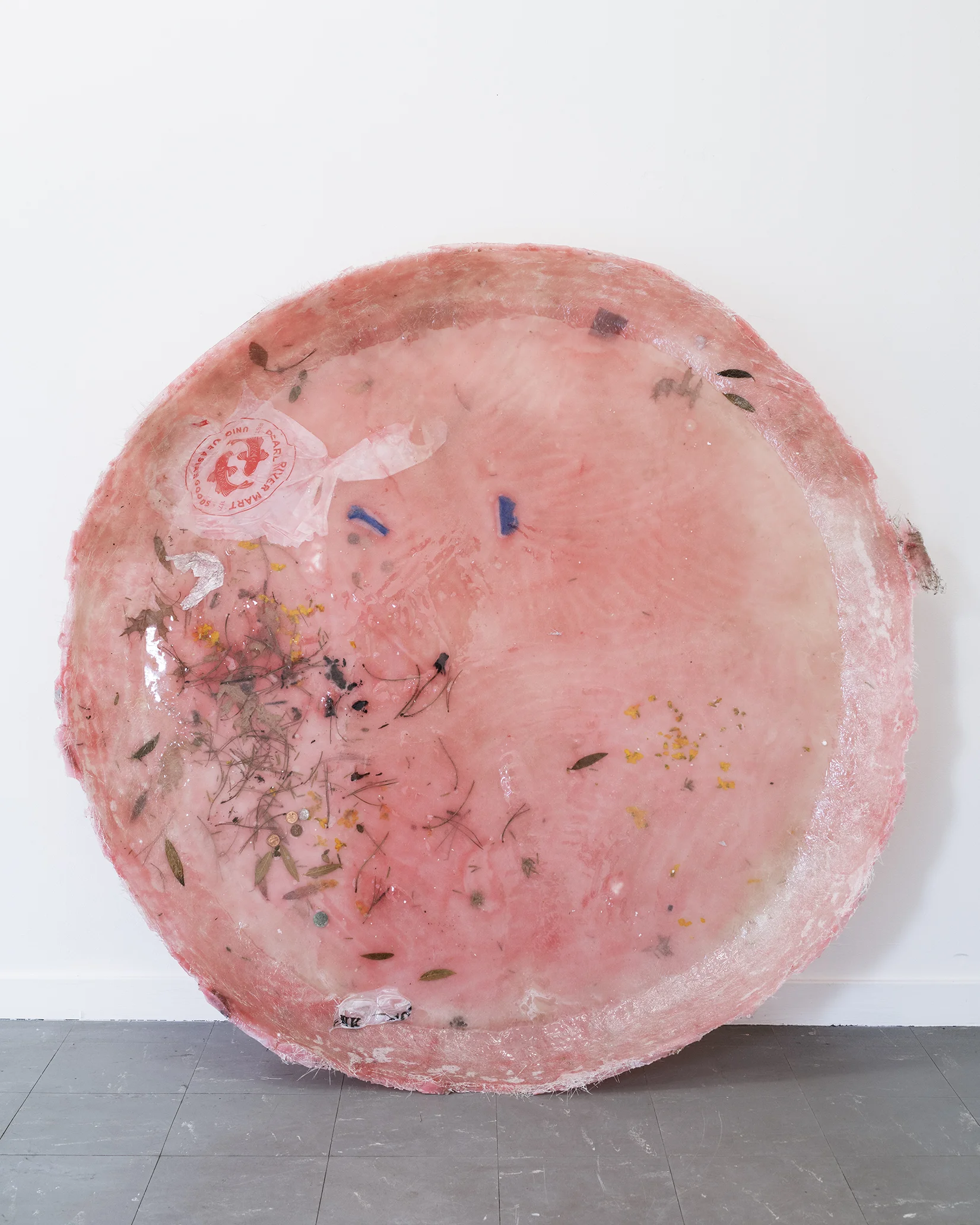 Våd af dug (2019), Epoxy resin, glasfiberväv, påse, blad, blommor, sugrör, salt, socker, fänkålsfrö, aluminiumfolie, mynt, pigment, Cecilie Skov, 2019