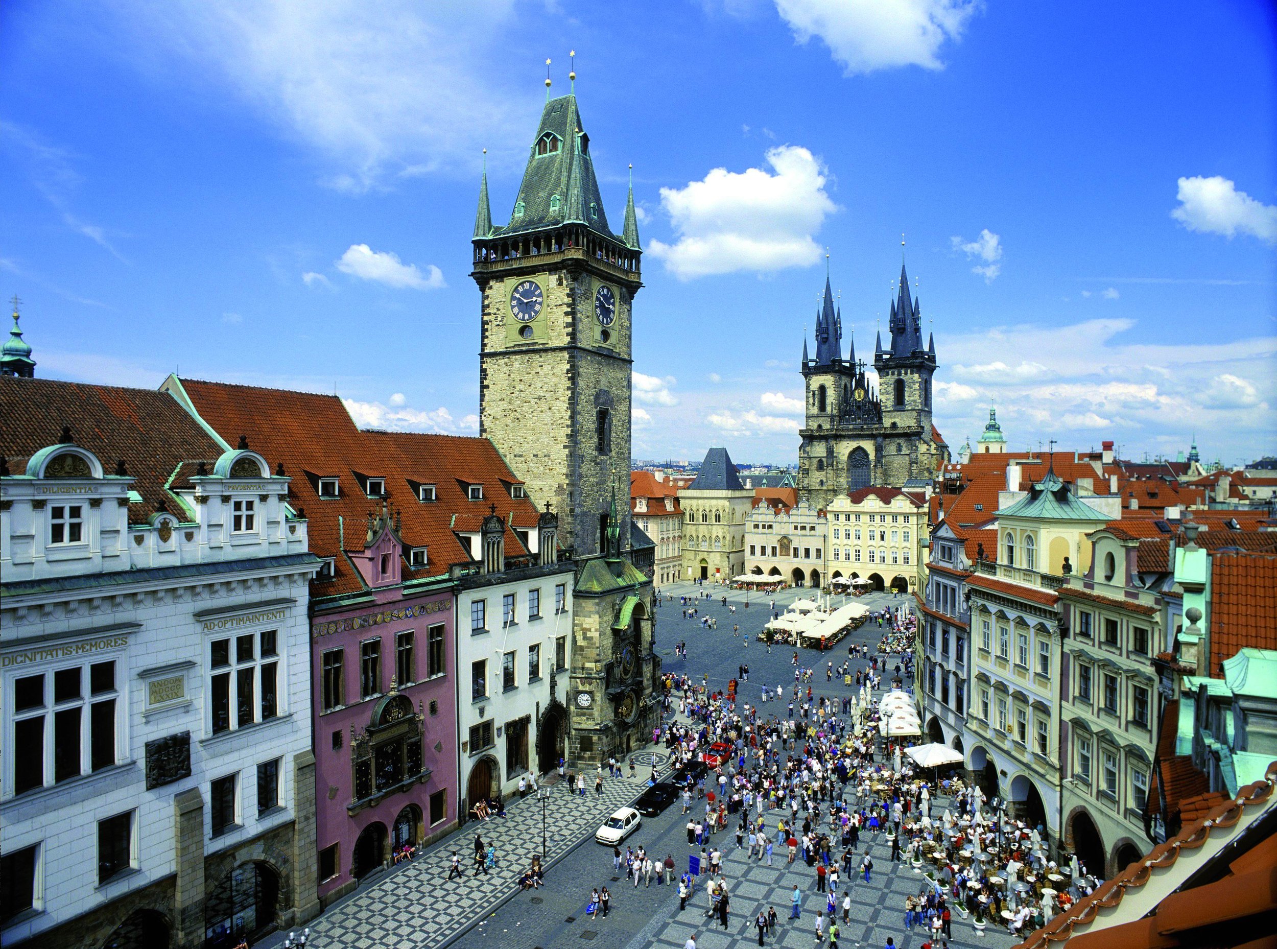 Prague_old_town_square_panorama.jpg