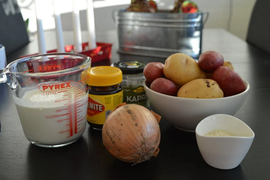 Ingredienser till Janssons Frestelse: potatis, lök, kapris, Vegemite, gräddmjölk.