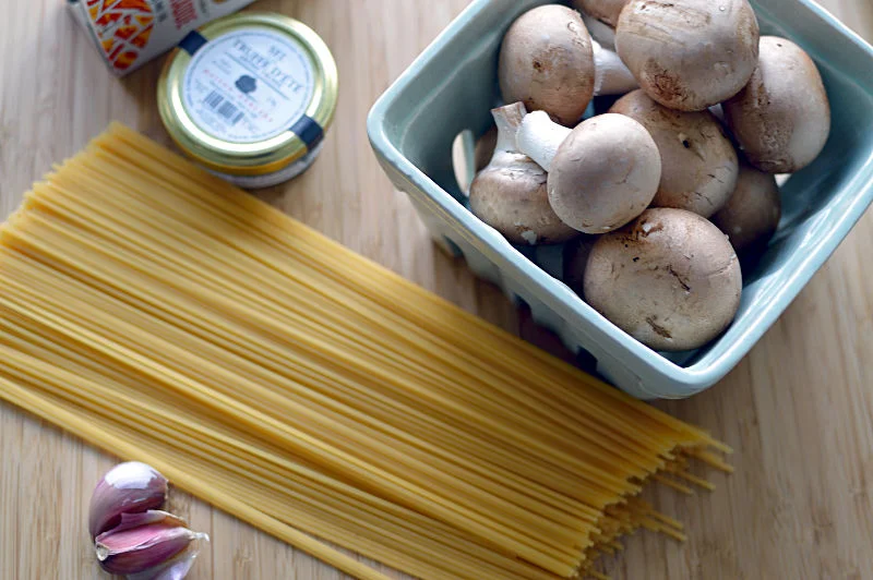 Ingredienser till tryffelpasta.