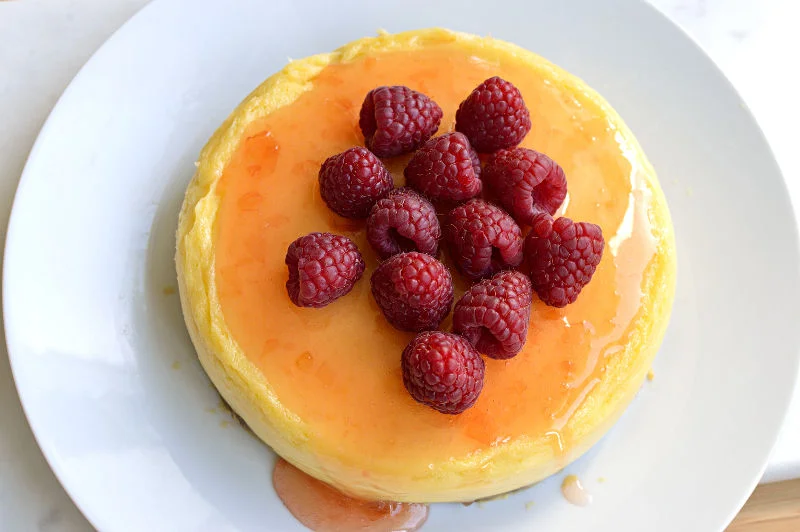 Cheesecake med citron och hallon.