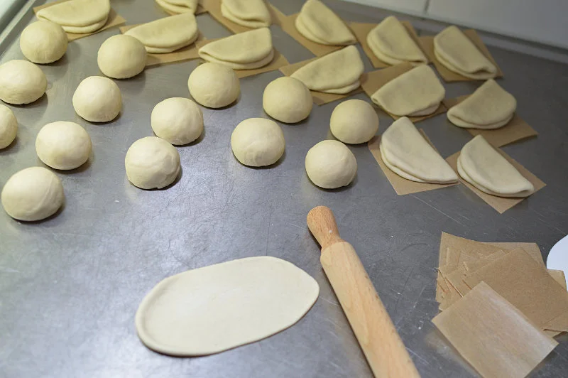 Rullad, kavlad och vikt deg till steamed buns