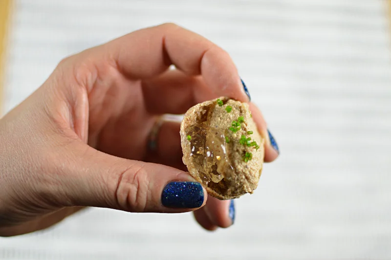 Närbild på paté och confit med guldglitter