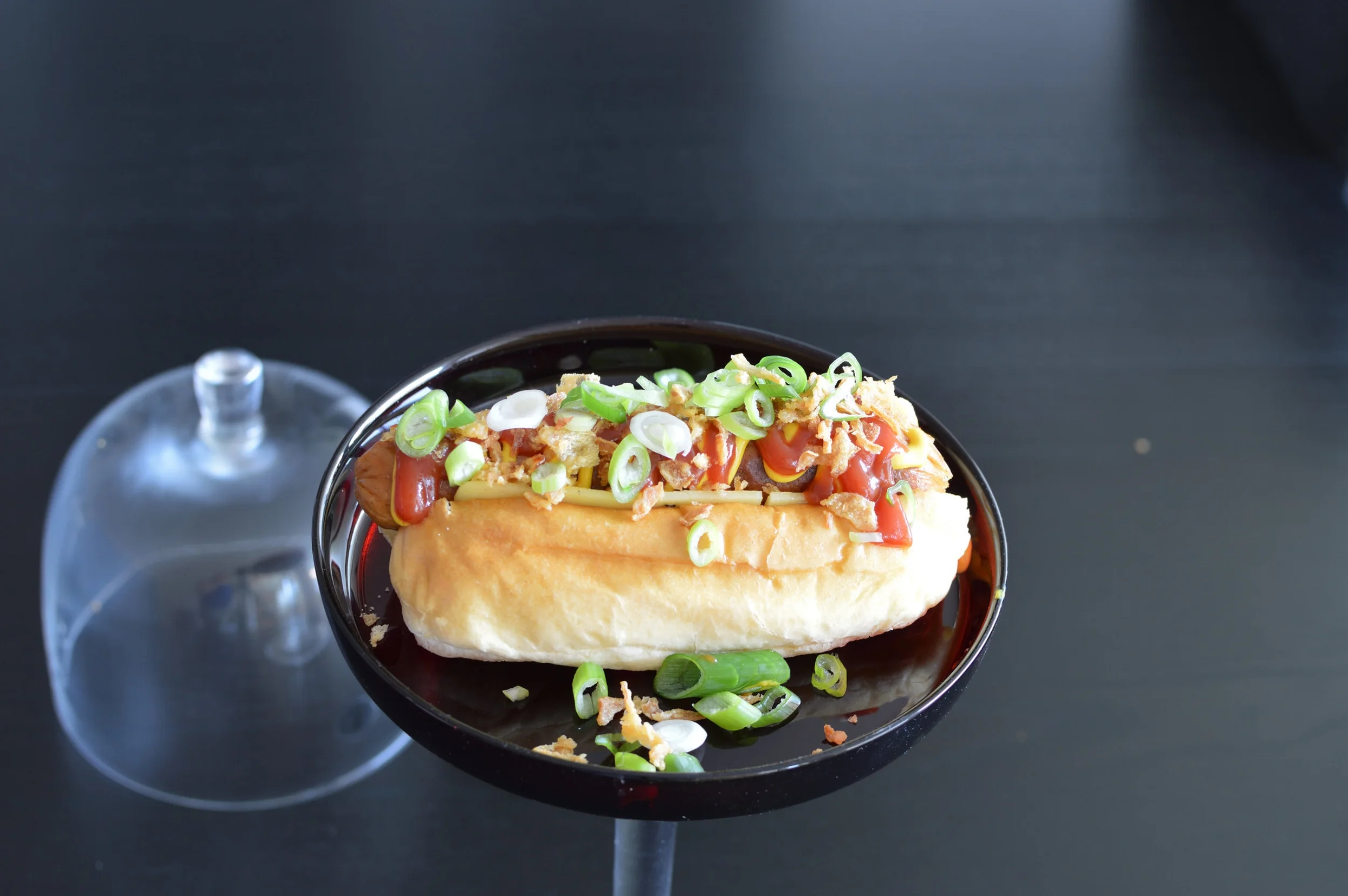 Vegokorv i bröd med ost och lök x2.