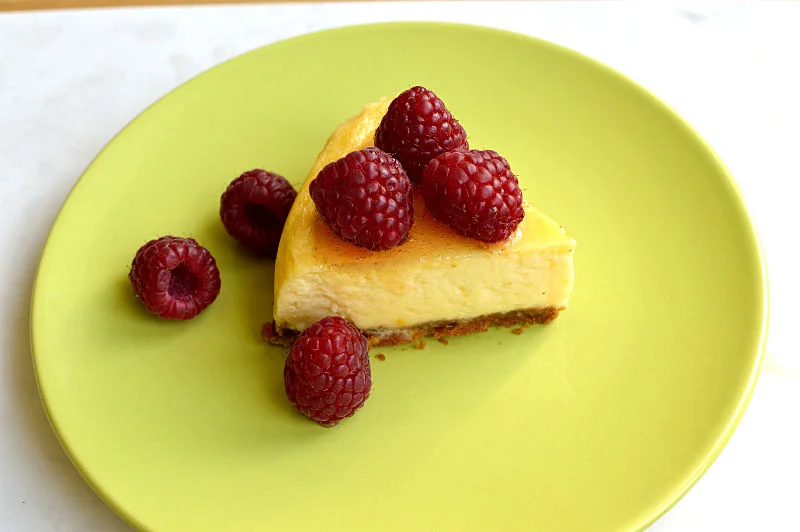 Cheesecake med ros, citron och hallon