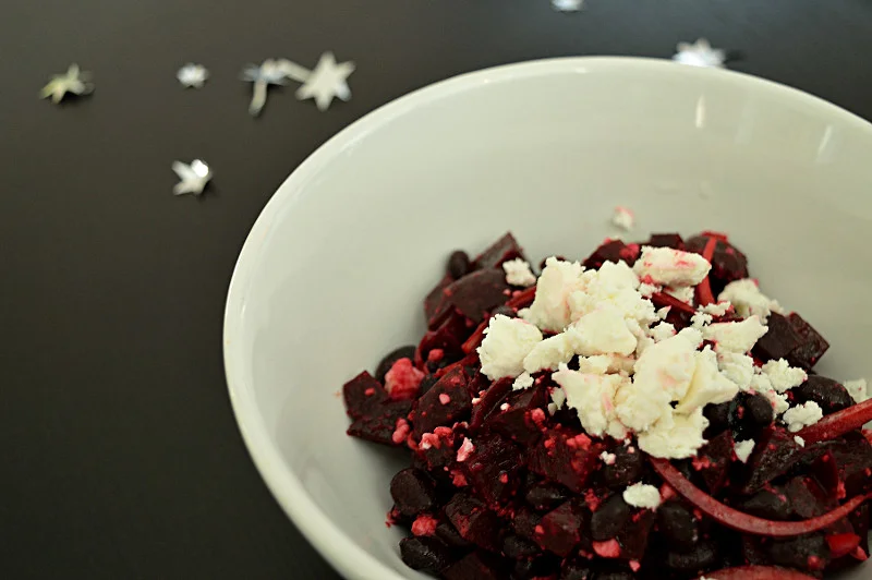 Rödbetssallad med bönor och feta.