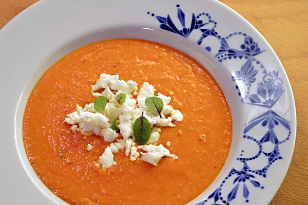 Tomatsoppa med röda linser och creme fraîche
