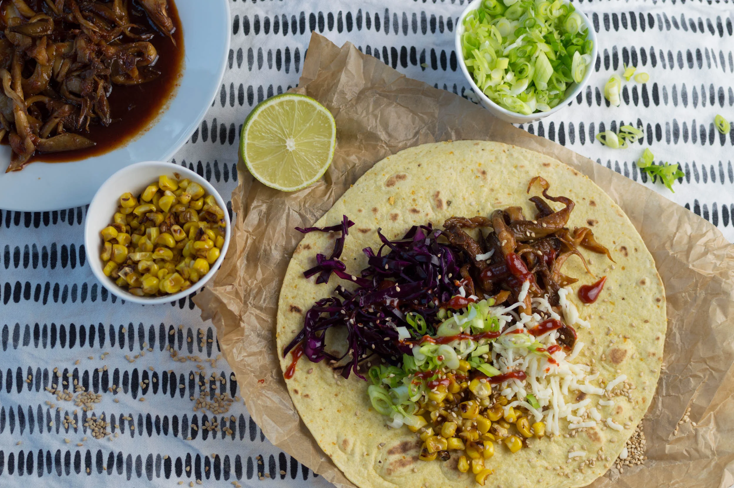 Koreatacos med marinerad ostronskivling, picklad rödkål, stekt majs, salladslök och ost.