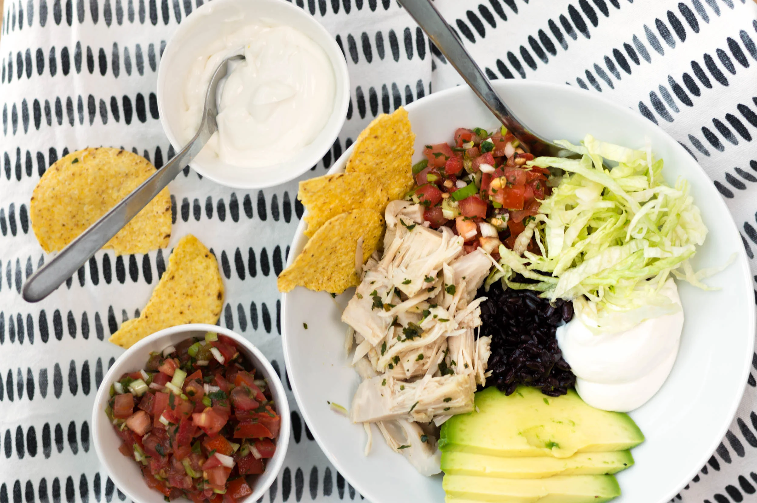 Habanerokokt jackfruit i tackoskål med ris, pico de gallo, avokado, habanerokräm och sallad