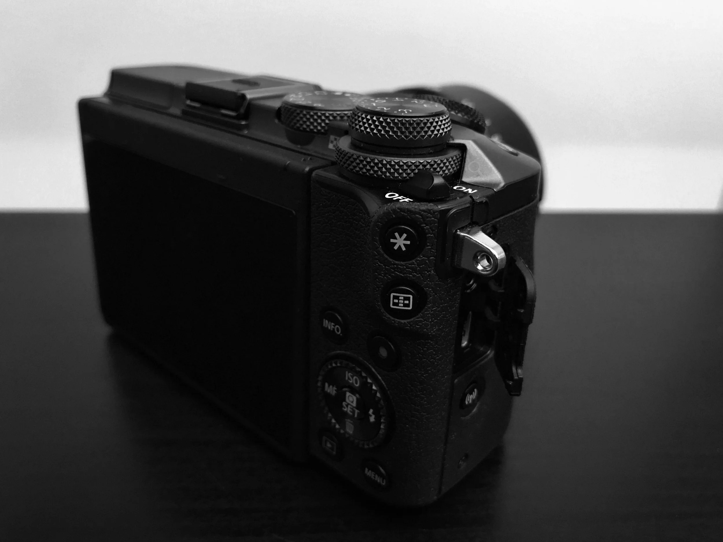 The M6 has all it's buttons on the side of the camera where the grip is.