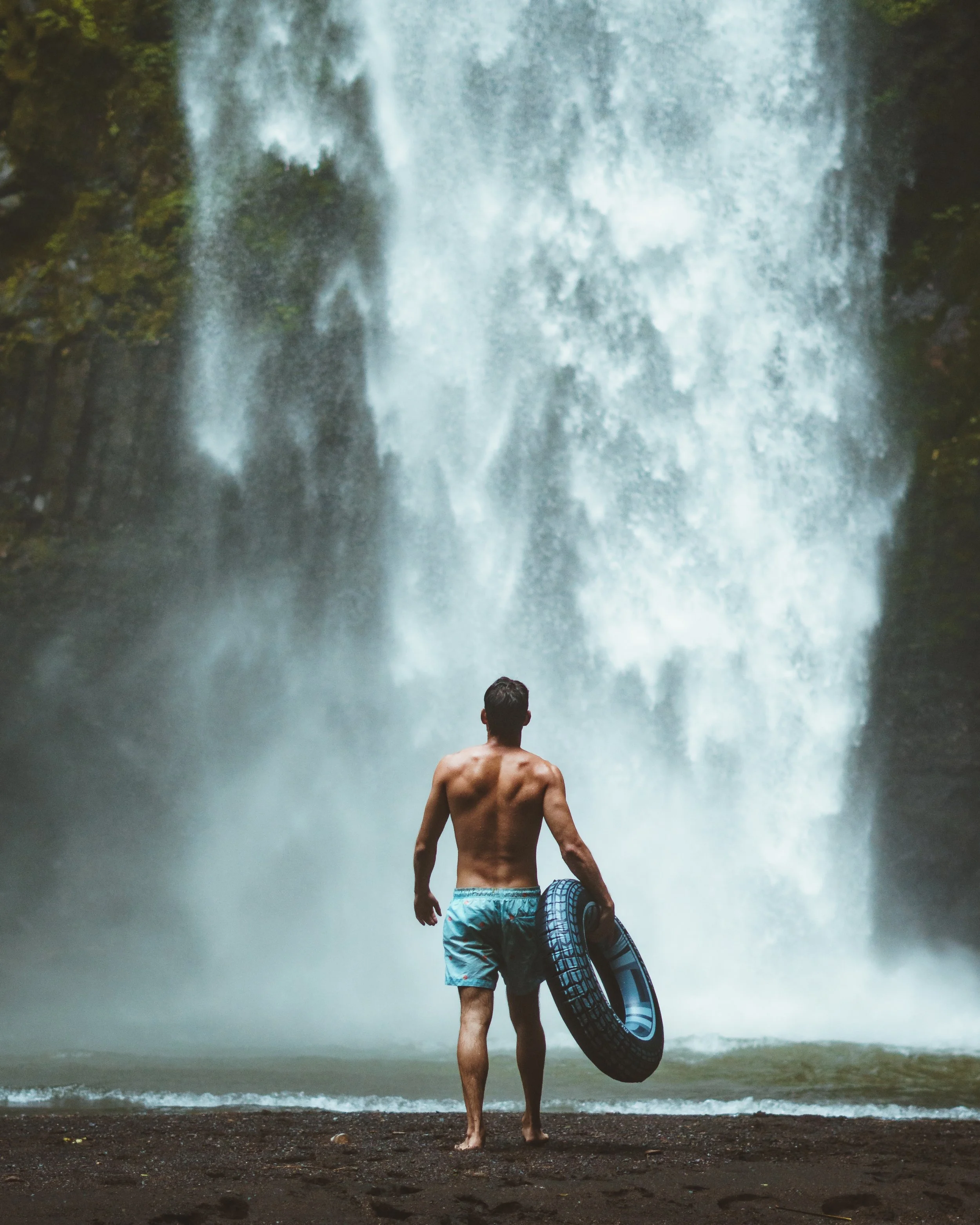 This man travels without a backpack: Ultra-minimalist travel.