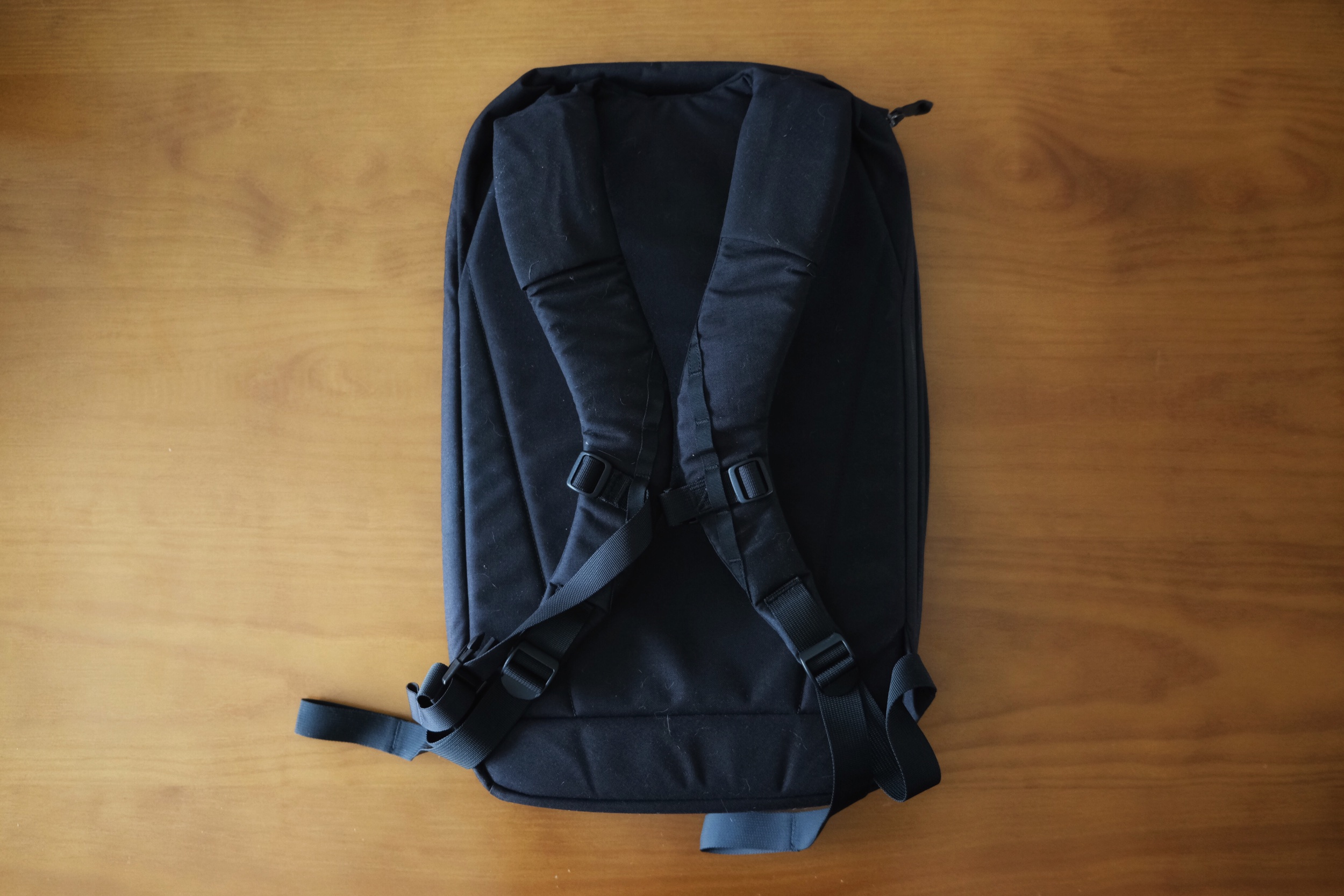 There are two flaps on each shoulder strap. These flaps pass through into the laptop compartment to allow the use of a hydration pack. I have not used this feature.