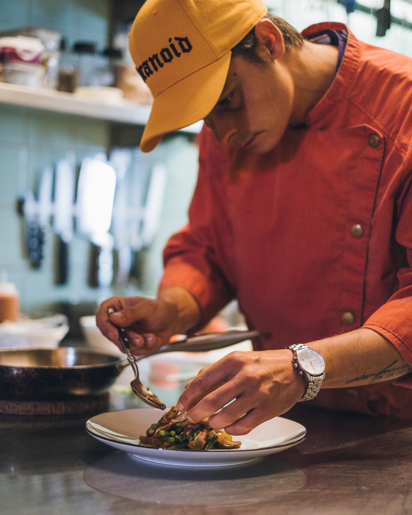 Head Chef Oliver Selzer(@yaldy.bar.restaurant ) meistert das Spiel mit Farben, Aromen &amp; Texturen.

Ticket zur HERBSTEXPLOSION am 27. Oktober findet Ihr &uuml;ber den Link in der Bio.

Foto: @stefanhoeningphotography 
Agentur: @waoh.de 

#restaura