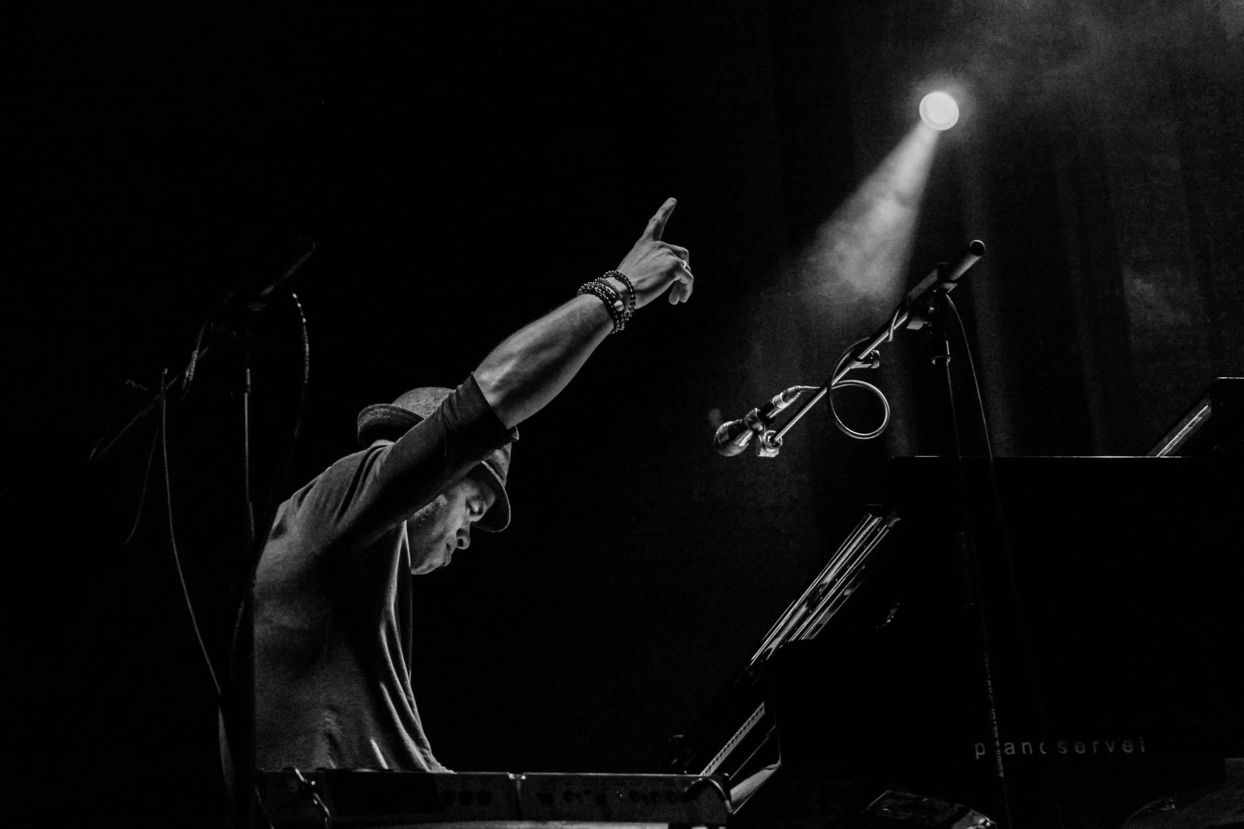 Roberto Fonseca by Jorge Güiro 5-2.jpg