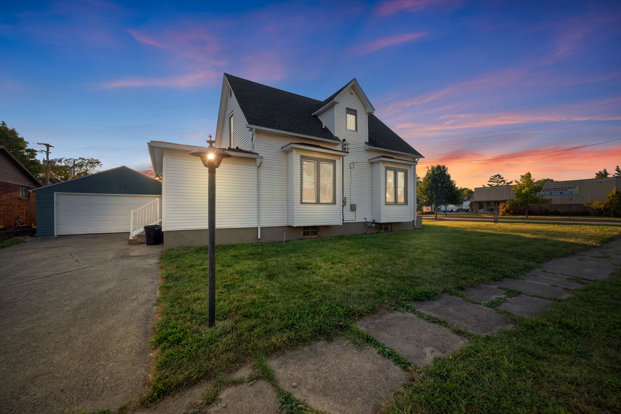 2-web-or-mls-2049-kossuth-st.jpg