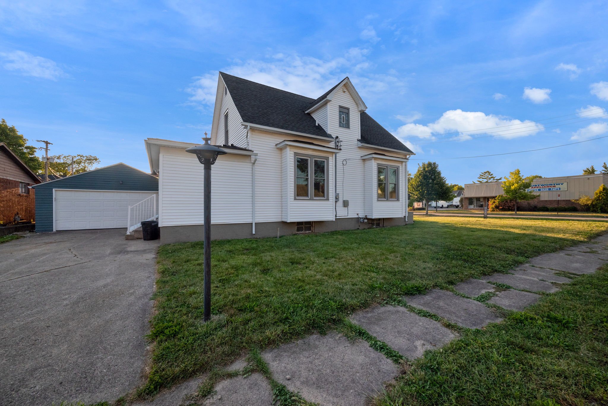 7-web-or-mls-2049-kossuth-st.jpg