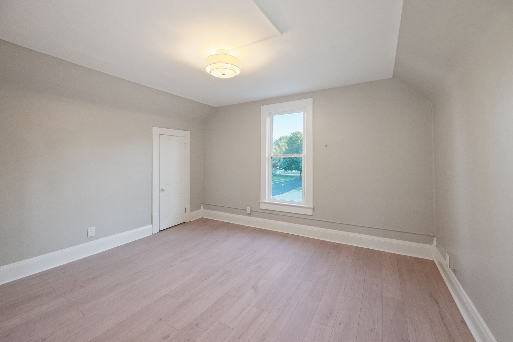 16-web-or-mls-2049-kossuth-st.jpg