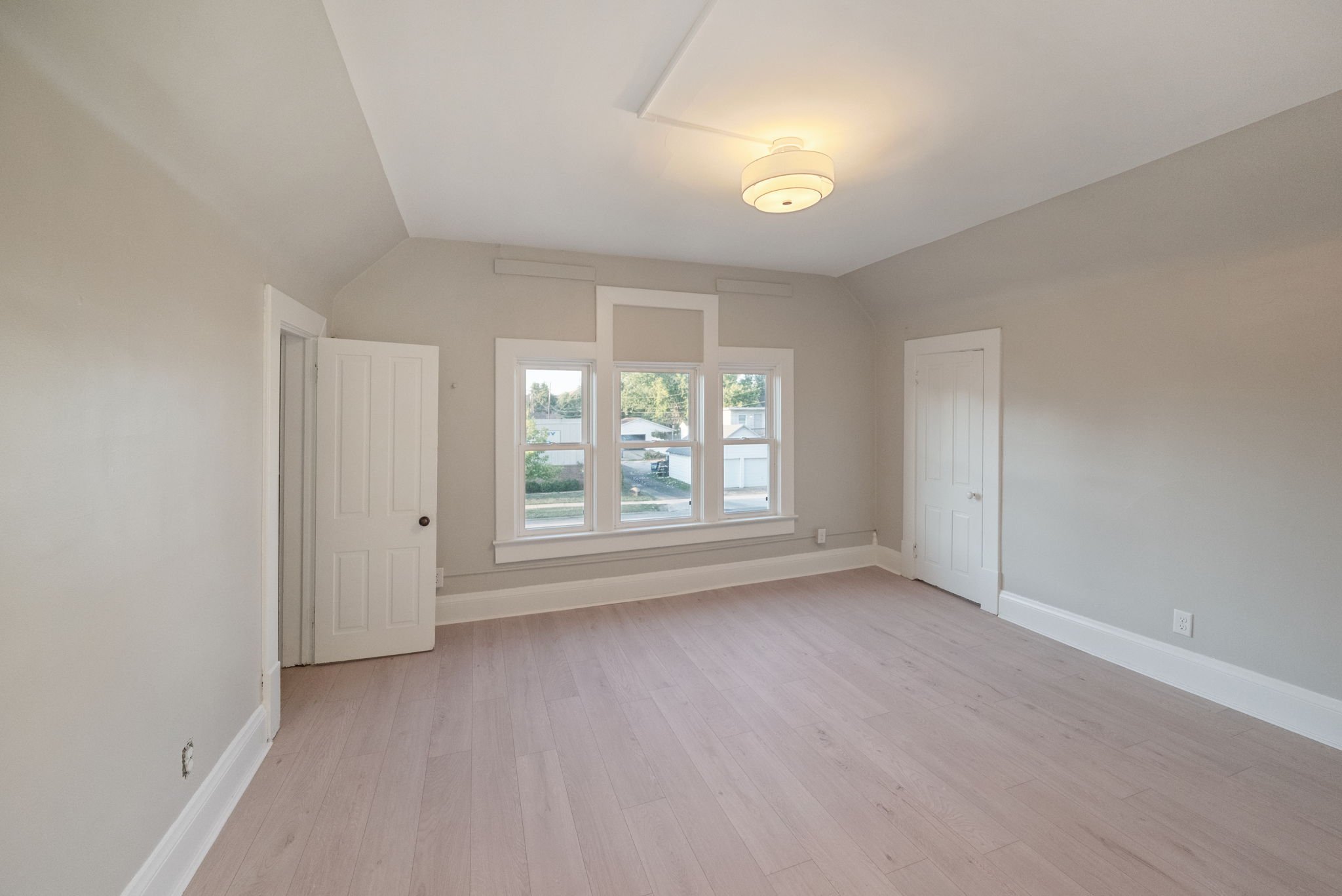 22-web-or-mls-2049-kossuth-st.jpg