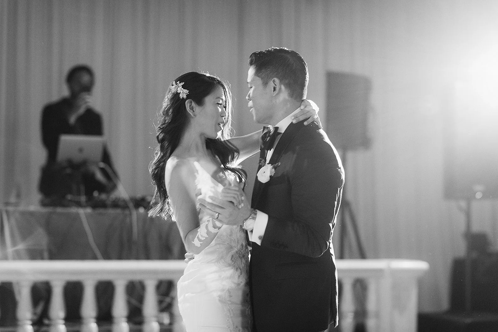 For Michelle and Soo’s Modern Luxe wedding in the heart of downtown Houston, Spell Events…first dance portrait