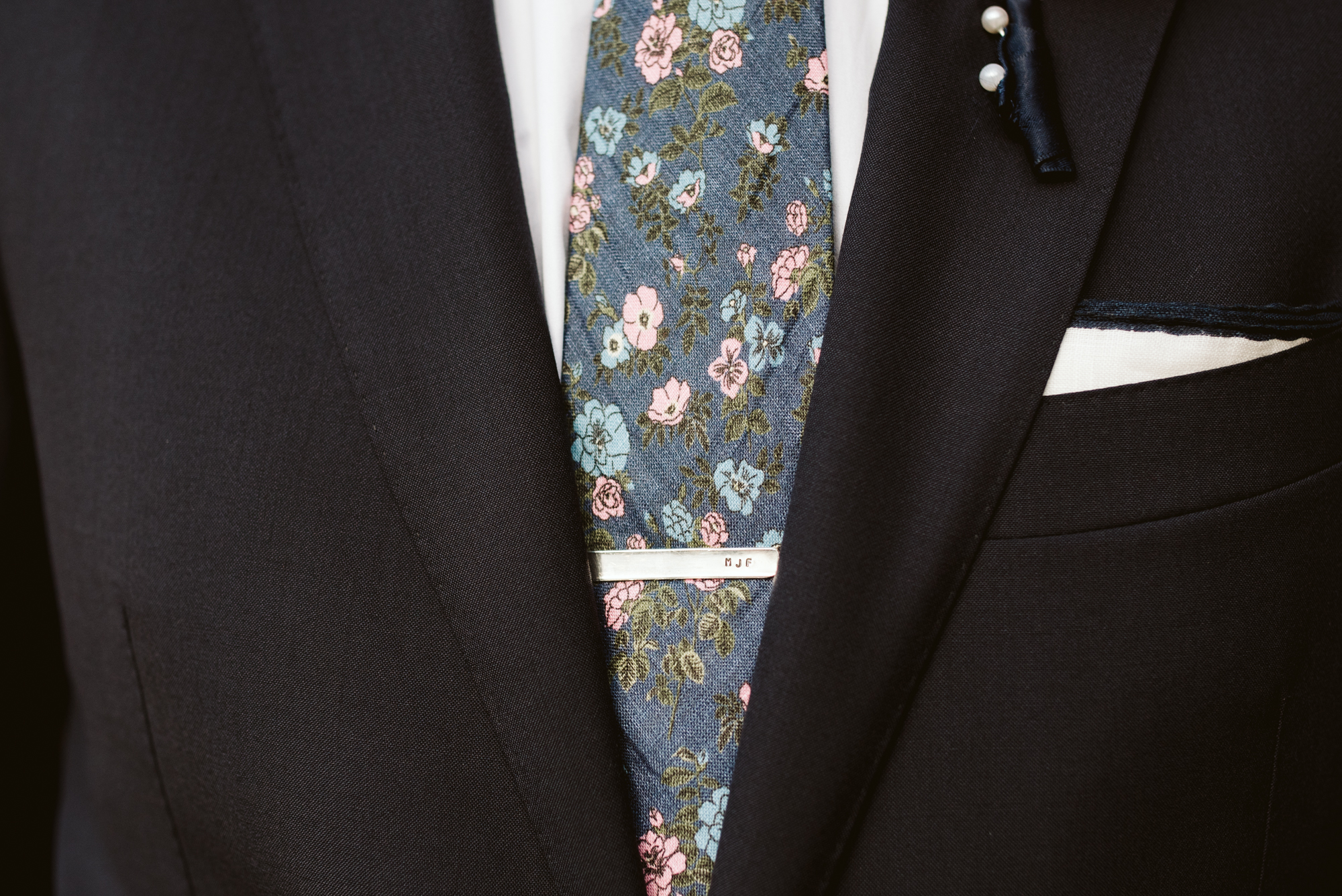 Pop-up Ceremony, Outdoor Wedding, Casual, Simple, Lake Roland, Baltimore, Maryland Wedding Photographer, Laid Back, Groom Details, Bonobos Tie, Monogrammed Tie Clip