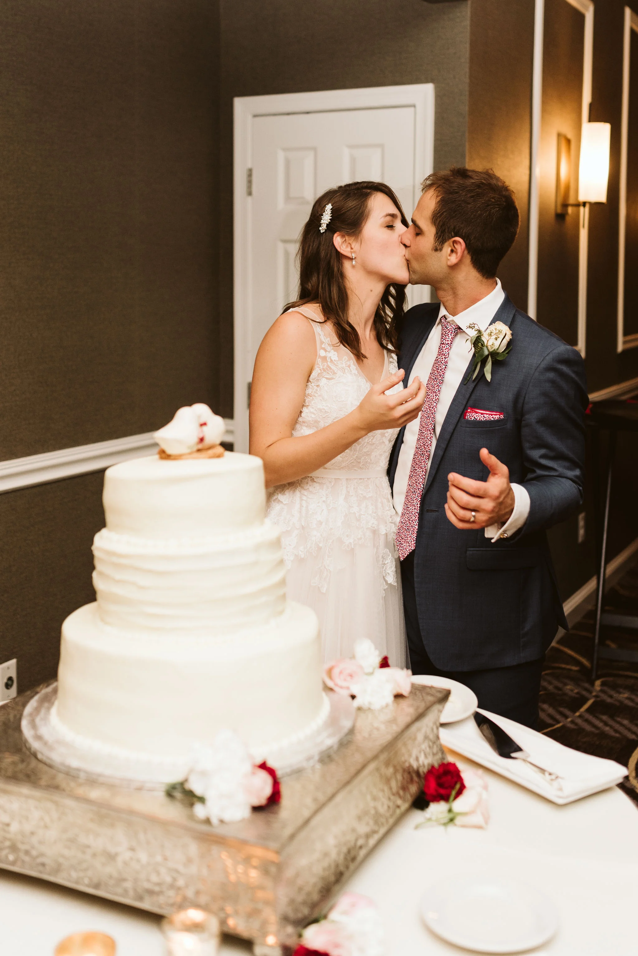 Phoenix Maryland, Baltimore Wedding Photographer, Eagle’s Nest Country Club, Classic, Romantic, Bride and Groom Kissing After Cutting the Cake, Graul’s Market Cake,