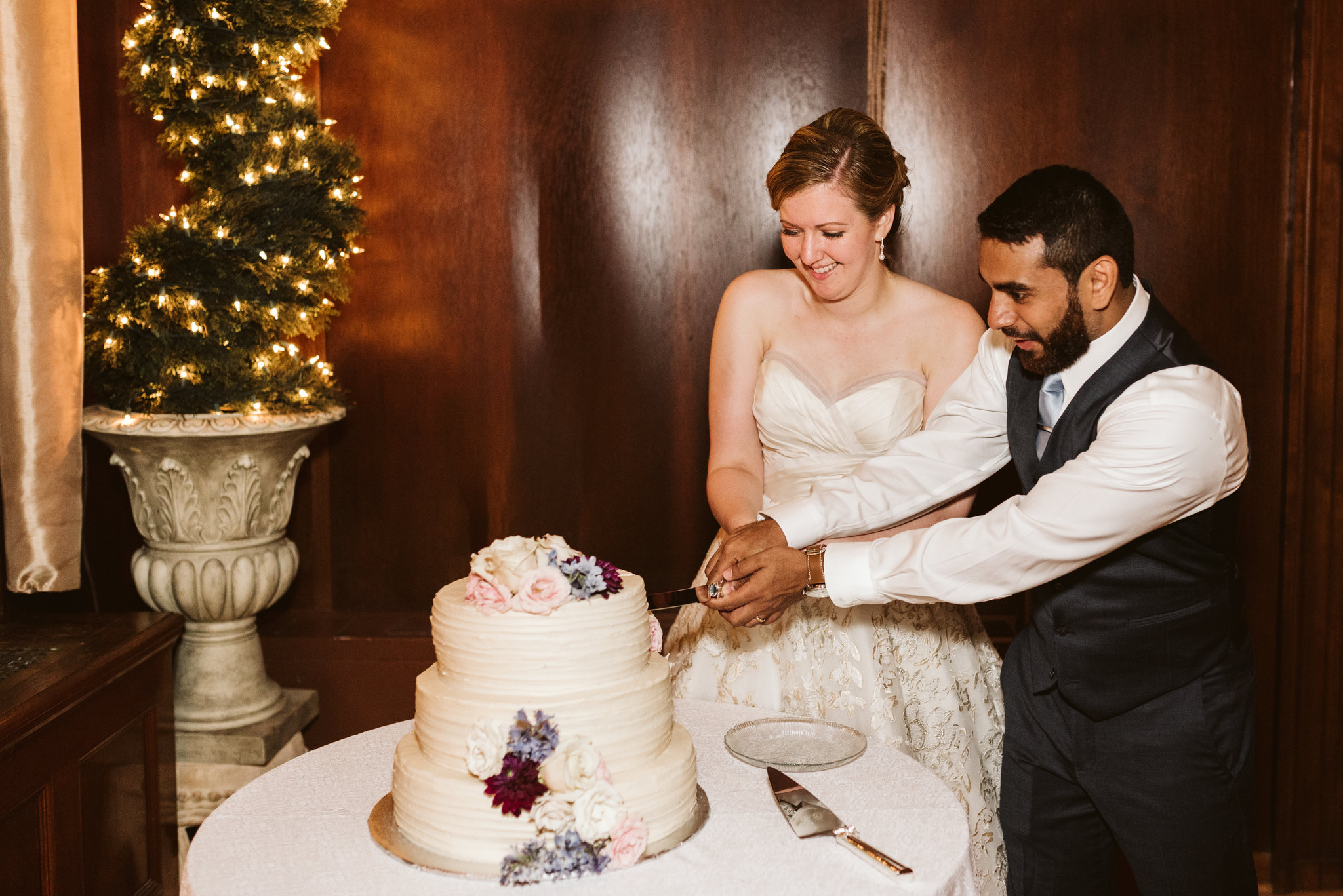  Ellicott City, Baltimore Wedding Photographer, Wayside Inn, Summer Wedding, Romantic, Traditional, Bride and groom Cutting the Cake, Once Upon a Crumb 