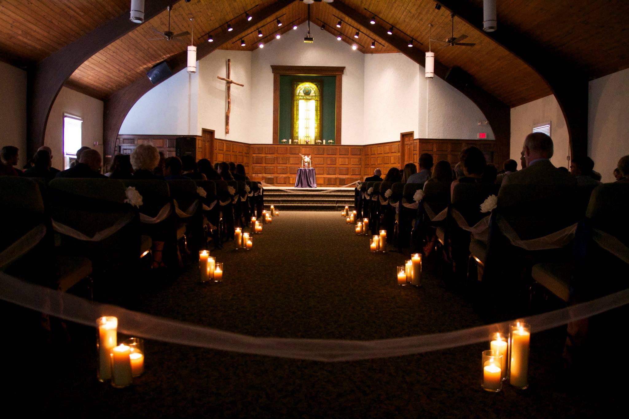  The wedding's worth isn't judged by the length of the guest list. Make the day stand still for the rest of your life by framing the beautiful moments right.&nbsp; 