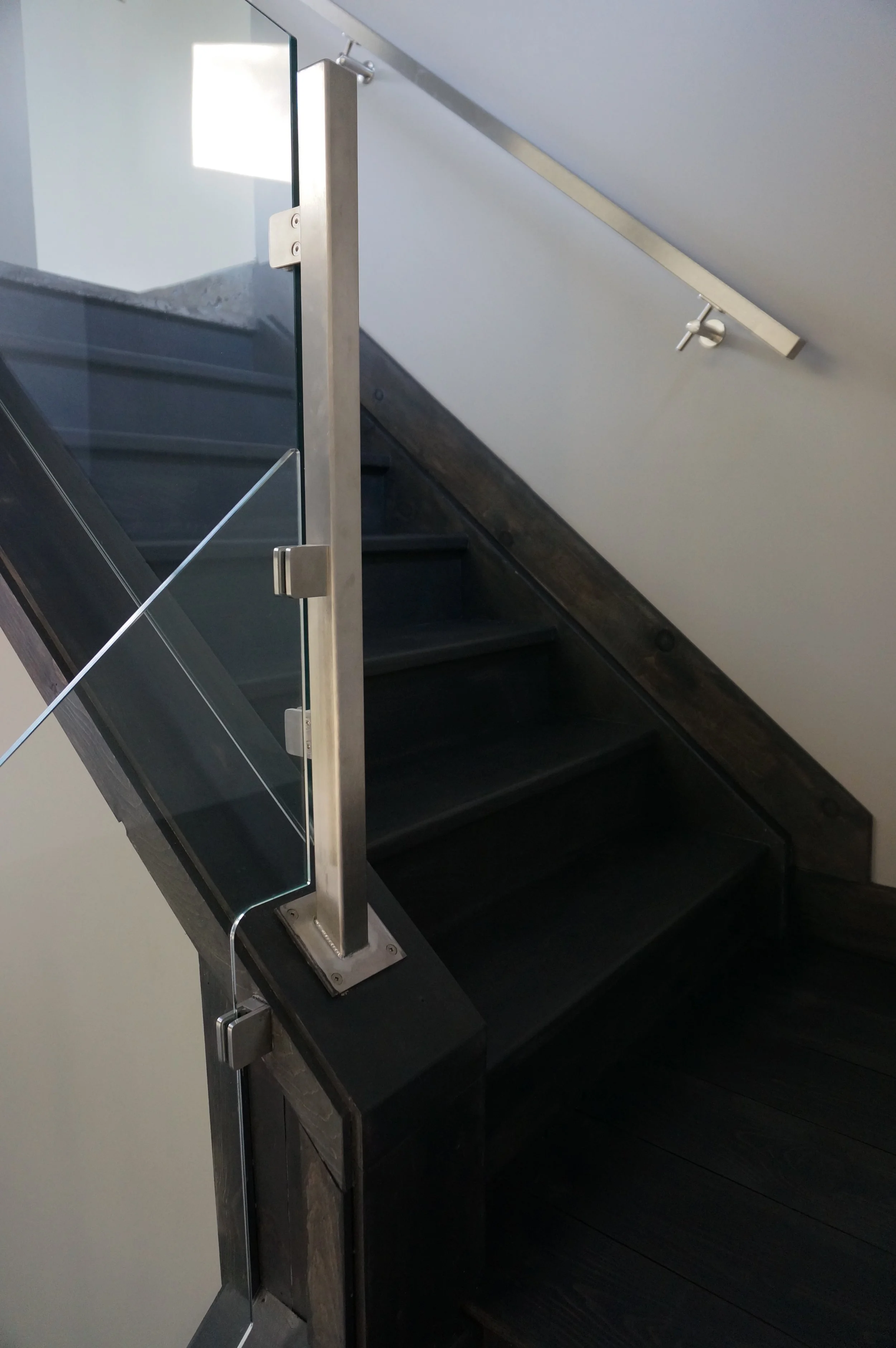  Stainless wall mounted and post mounted glass clips 