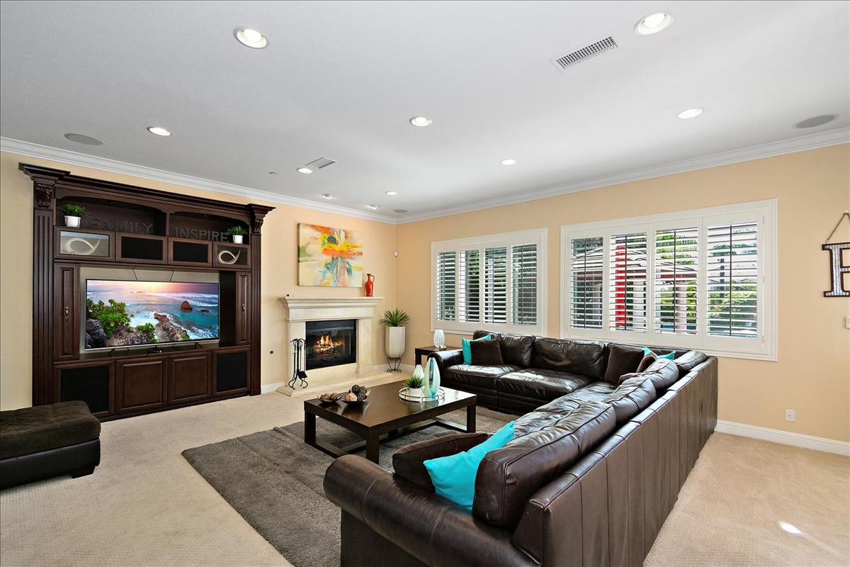 16-Family Room.jpg