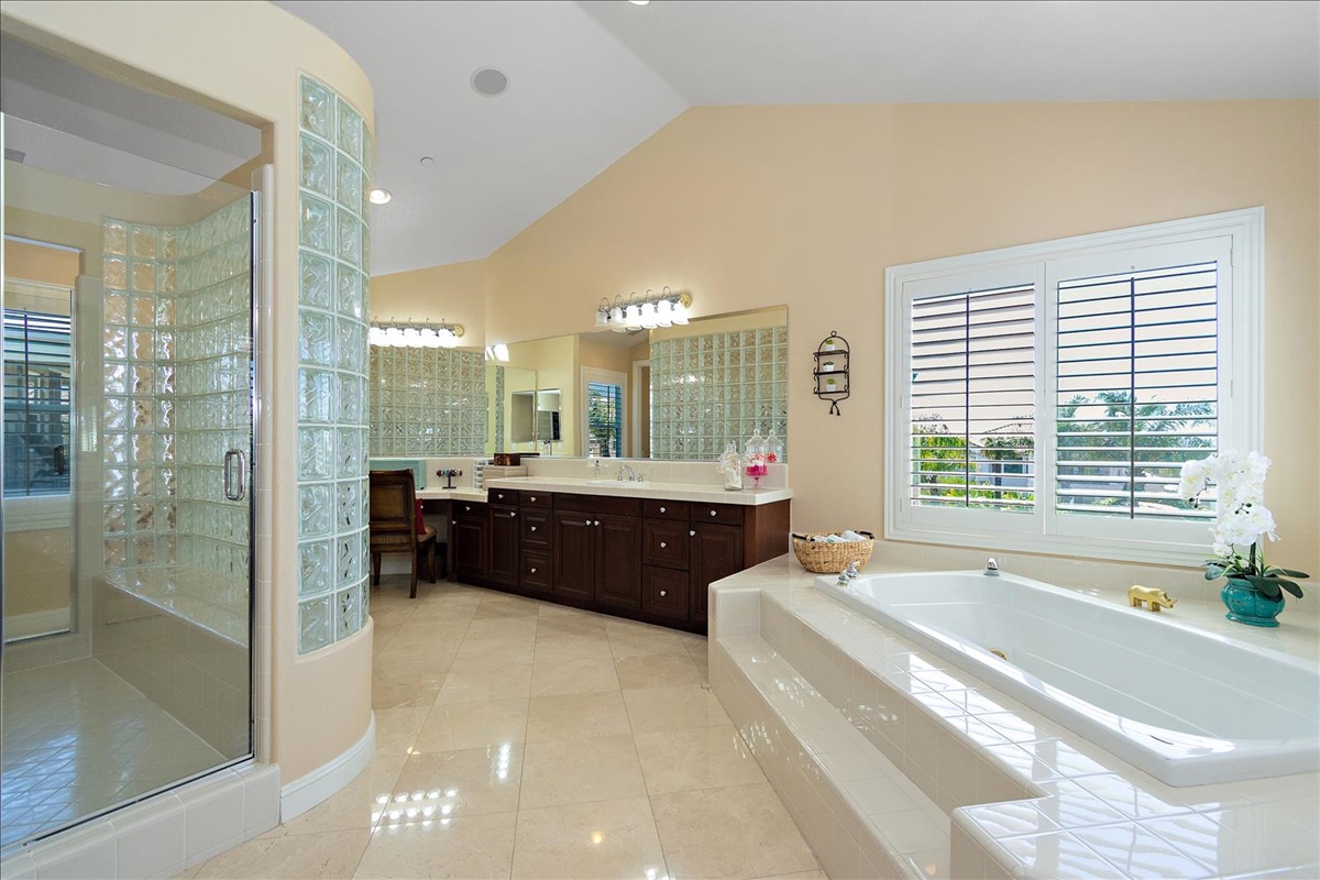 30-Master Bathroom.jpg