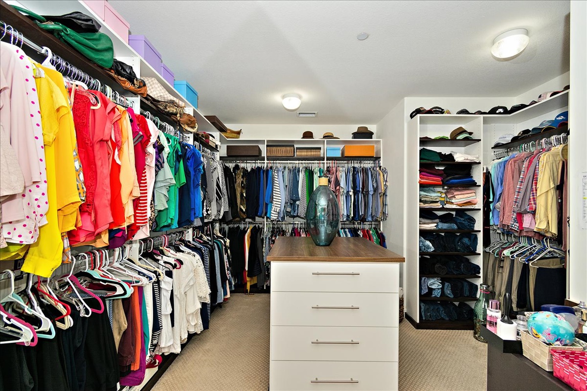 32-Master Closet.jpg
