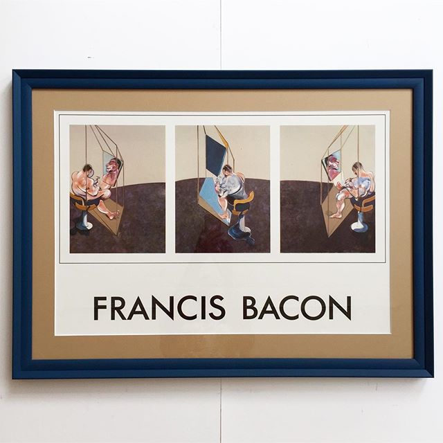 Francis Bacon, offset plakat fra bogudgivelse i 1983. &ldquo;Studies of the Male Back&rdquo;, triptych. Plakaten er indrammet i en petroleumsfarvet, bred, h&aring;ndmalet ramme, opsat med creme/lys brun passpartout. 85x62 cm. 3.900 DKK.
#francisbacon