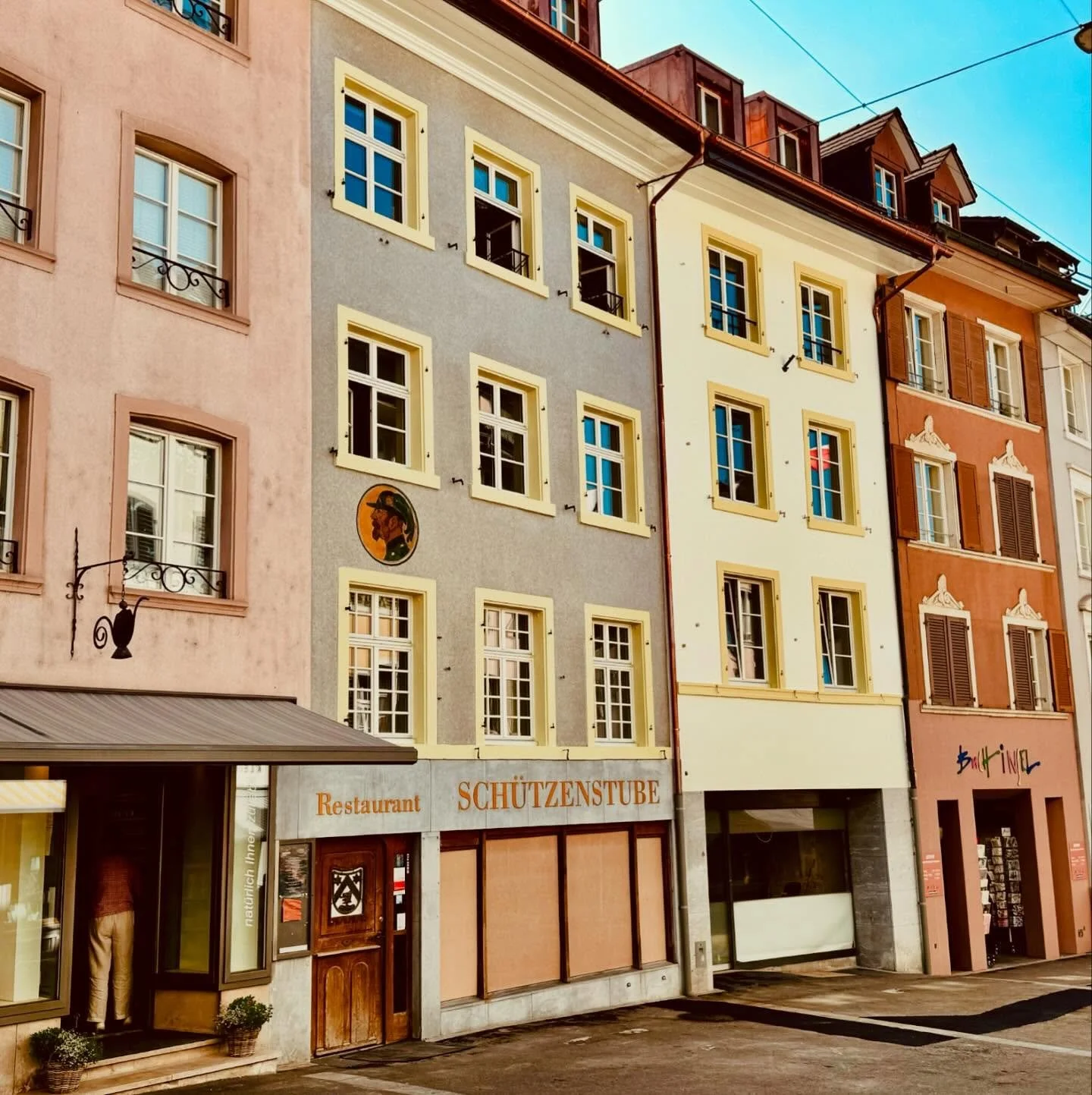Ger&uuml;st entfernt - freie Sicht auf die sanierte Fassade.
