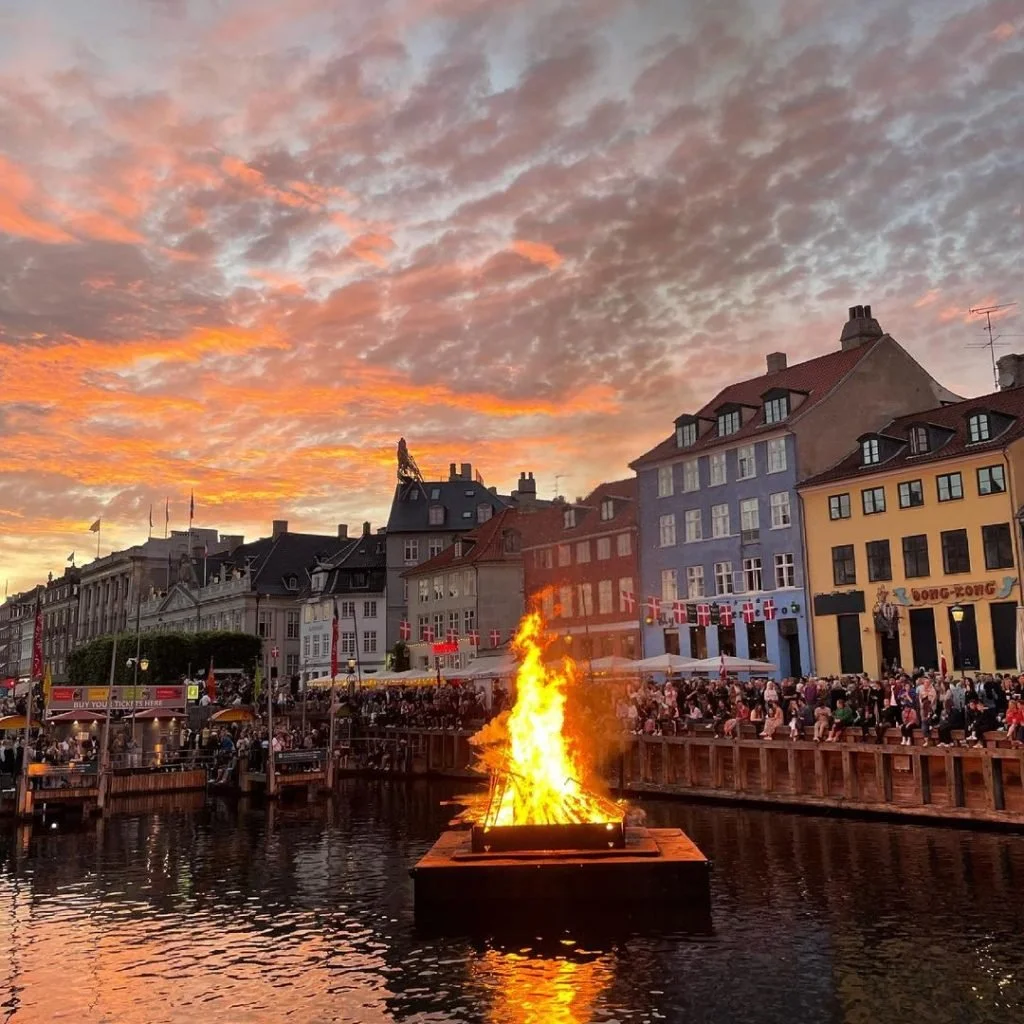 Fejring af Sankt Hans bål i Nyhavn på Cap Horn