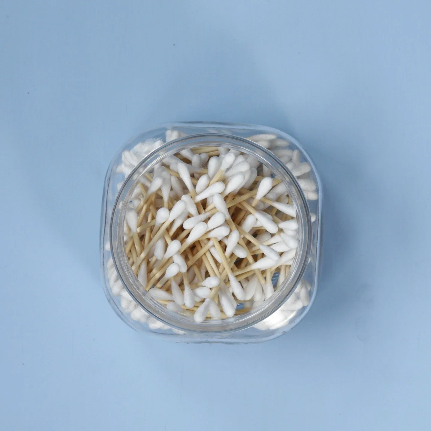 Is it weird that we think cotton swabs look pretty?⁠
⁠
Shop our compostable bamboo swabs now via the link in bio and say goodbye to plastic bathroom waste 👋🏽
