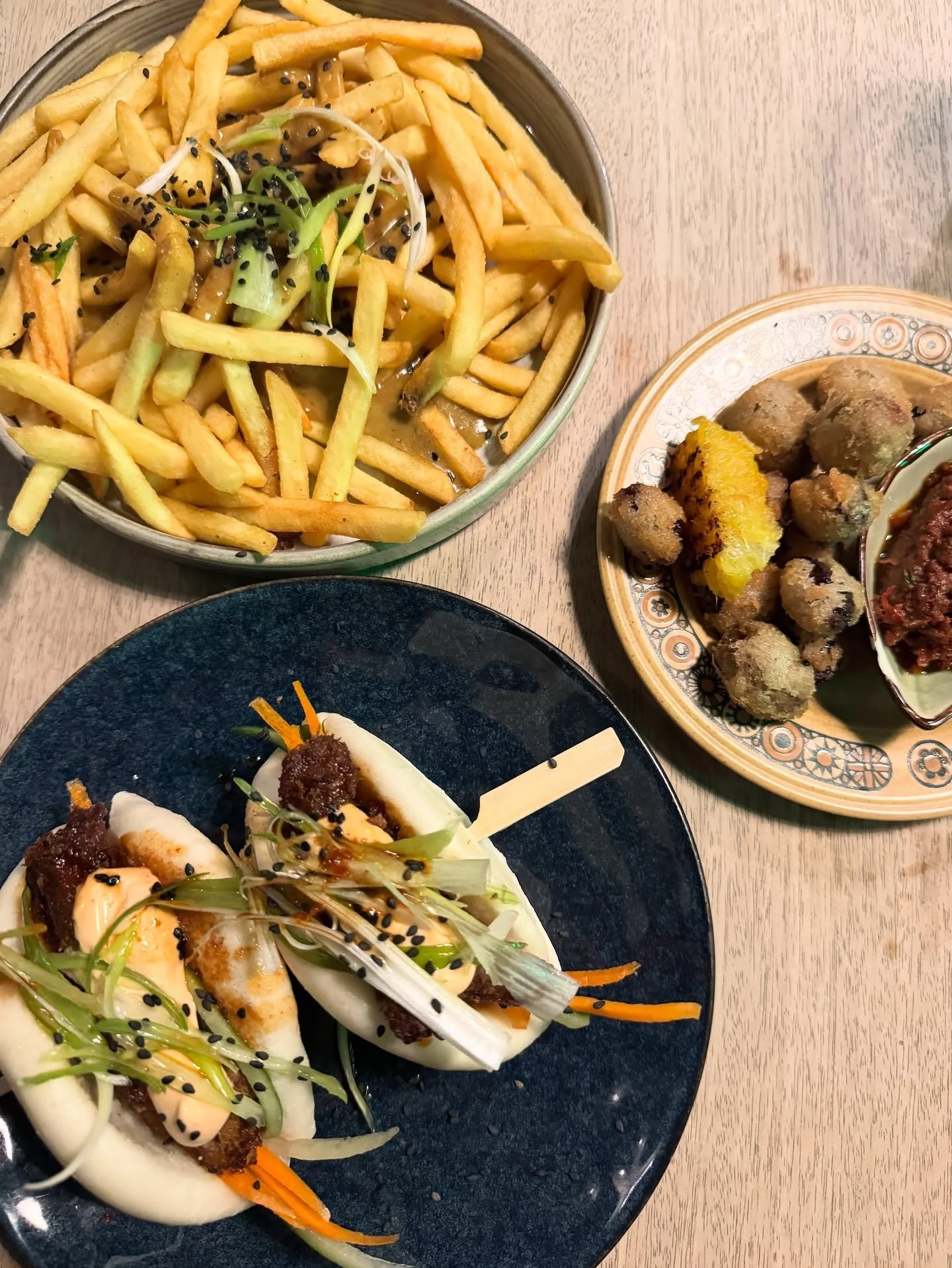 Fully vegan pubs 🫶🫶

@theroundhillpub in Brighton serving up some tasty dishes! 

The sticky mushroom bao buns and katsu fries were a highlight for me! And loved crispy deep fried olives - need to try this at home 😍

All very reasonably priced too