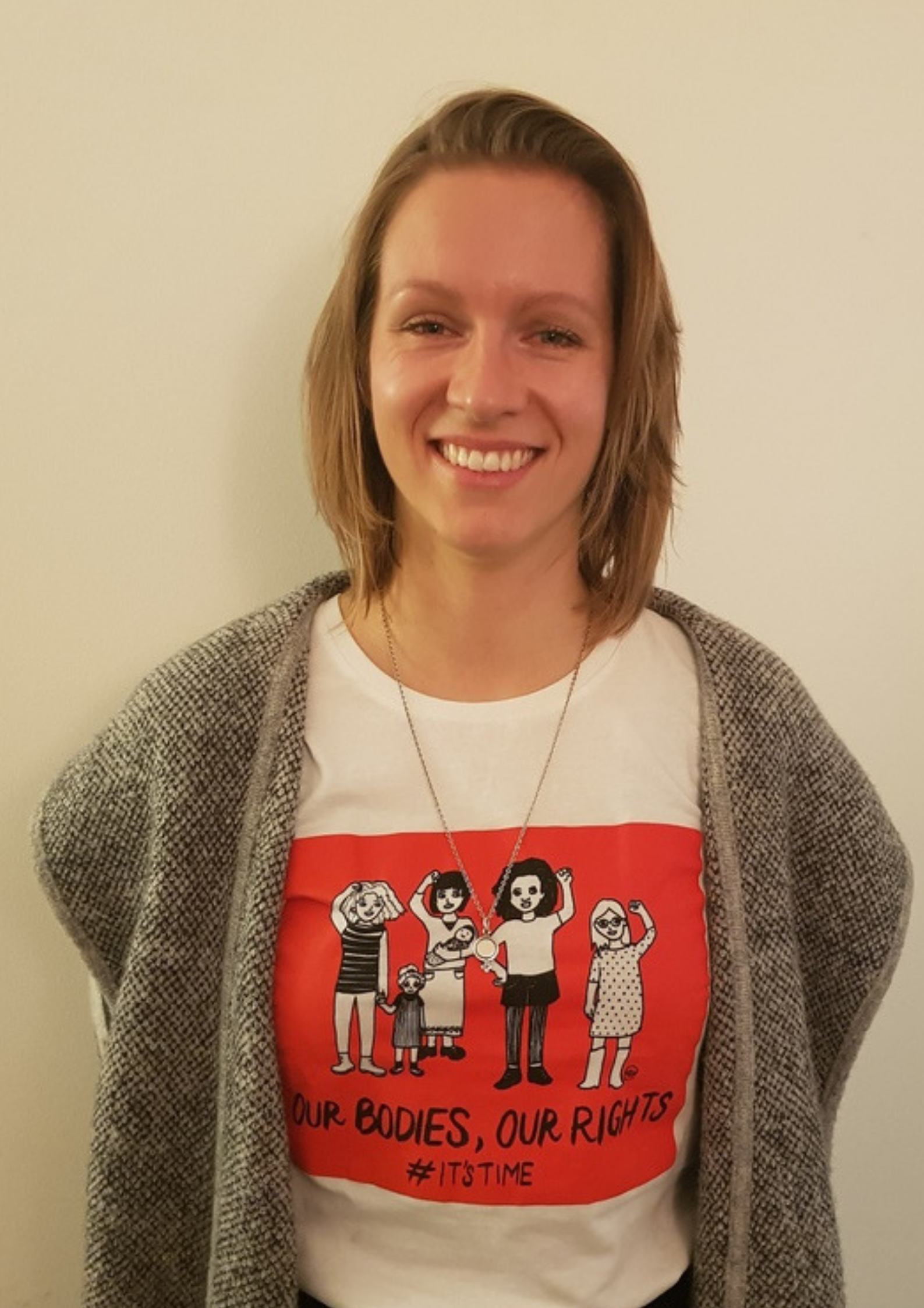 Roos is wearing a t-shirt designed by Marga RH's from Amnesty International's Write for Rights campaign.