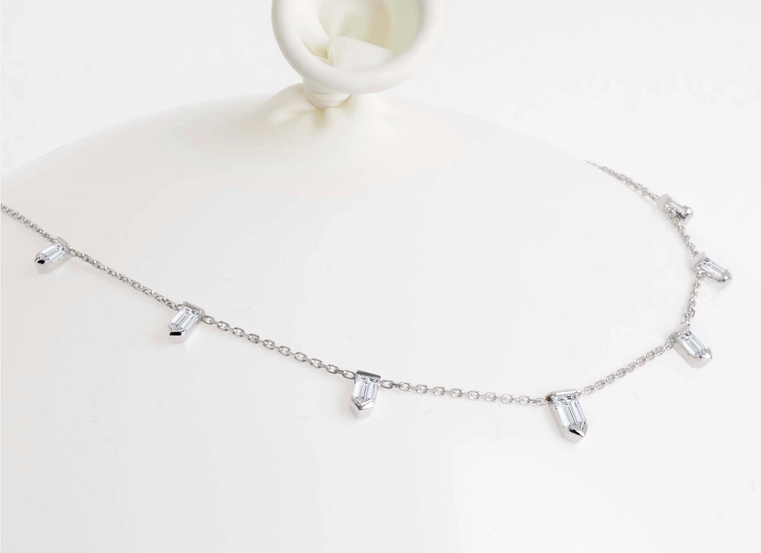 Collier, rivière de diamants en or blanc palladié rhodié - Persta