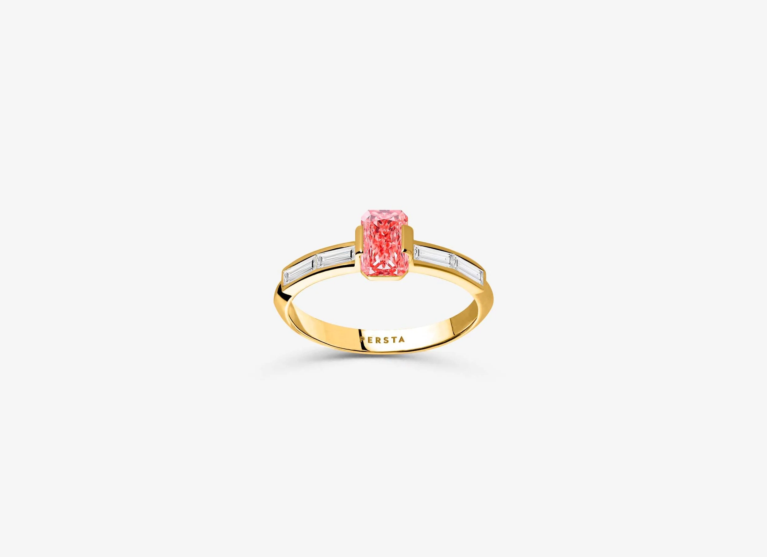 Solitaire-bague-de-fiancaille-diamant-rose-radiant-epaulee-baguette-or-jaune-persta.jpg