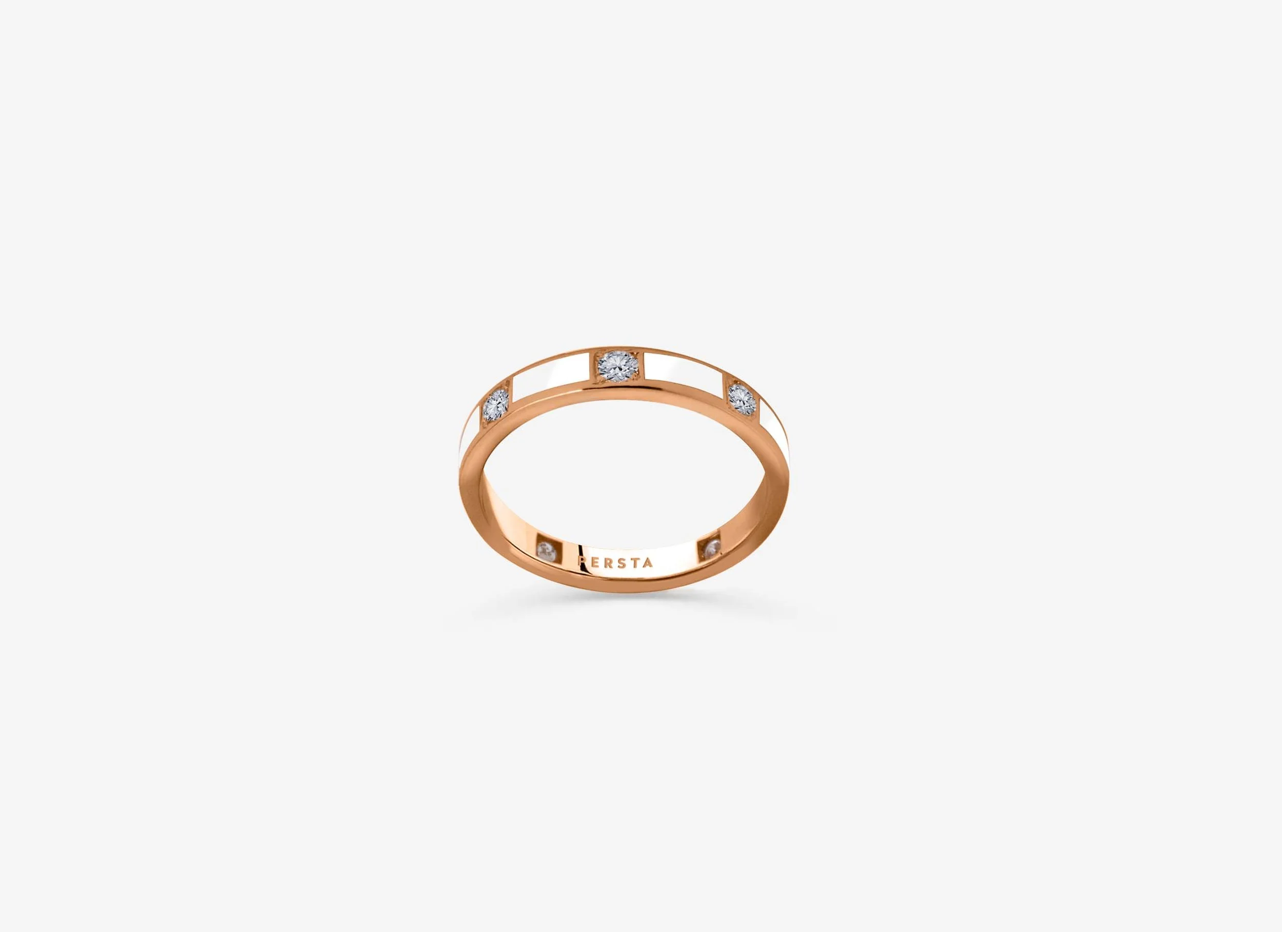 Bague en or rose avec diamants incrustés sur fond blanc.