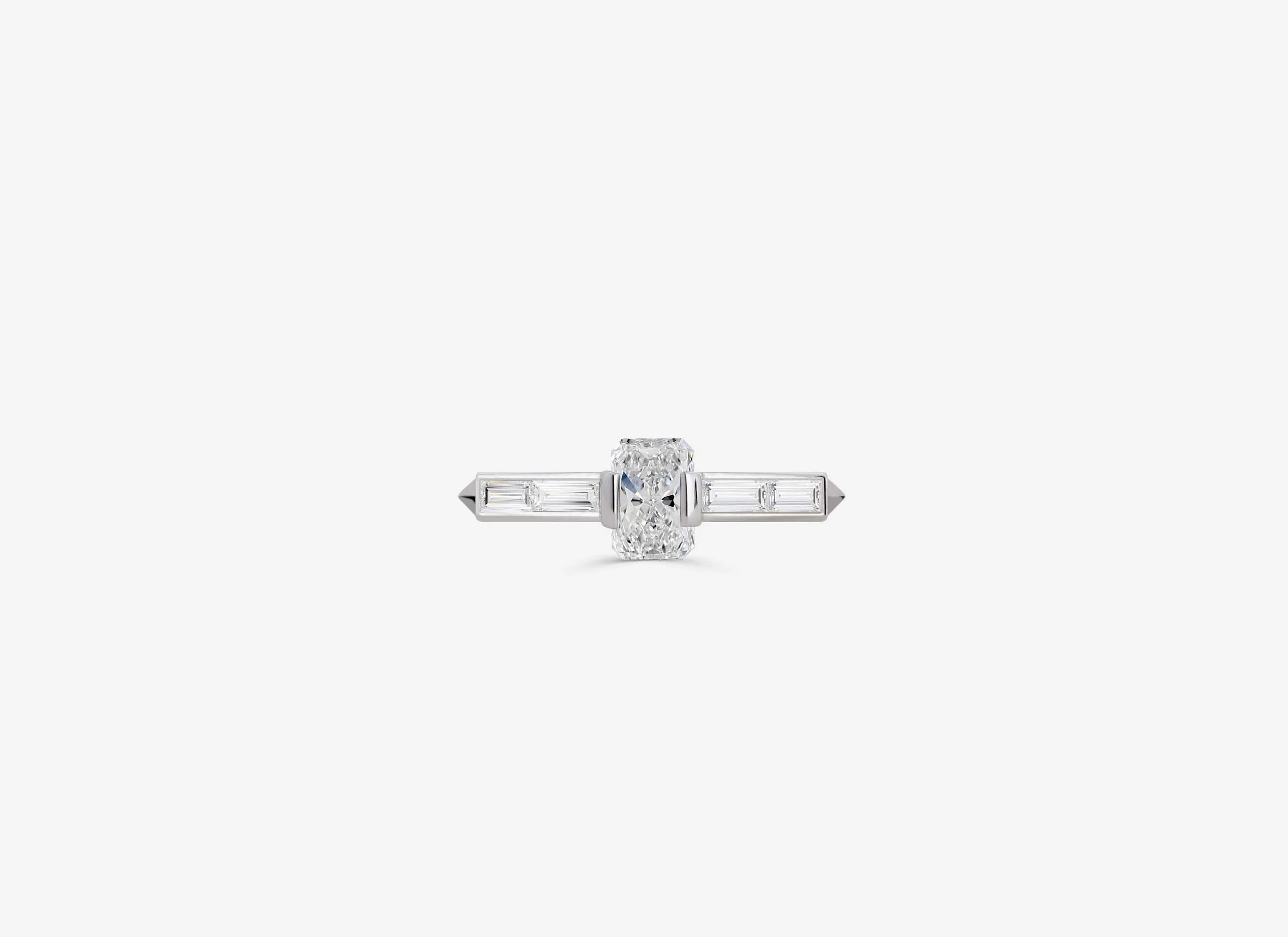 Solitaire-bague-de-fiancaille-diamant-radiant-epaulee-baguette-or-blanc-persta-face.jpg