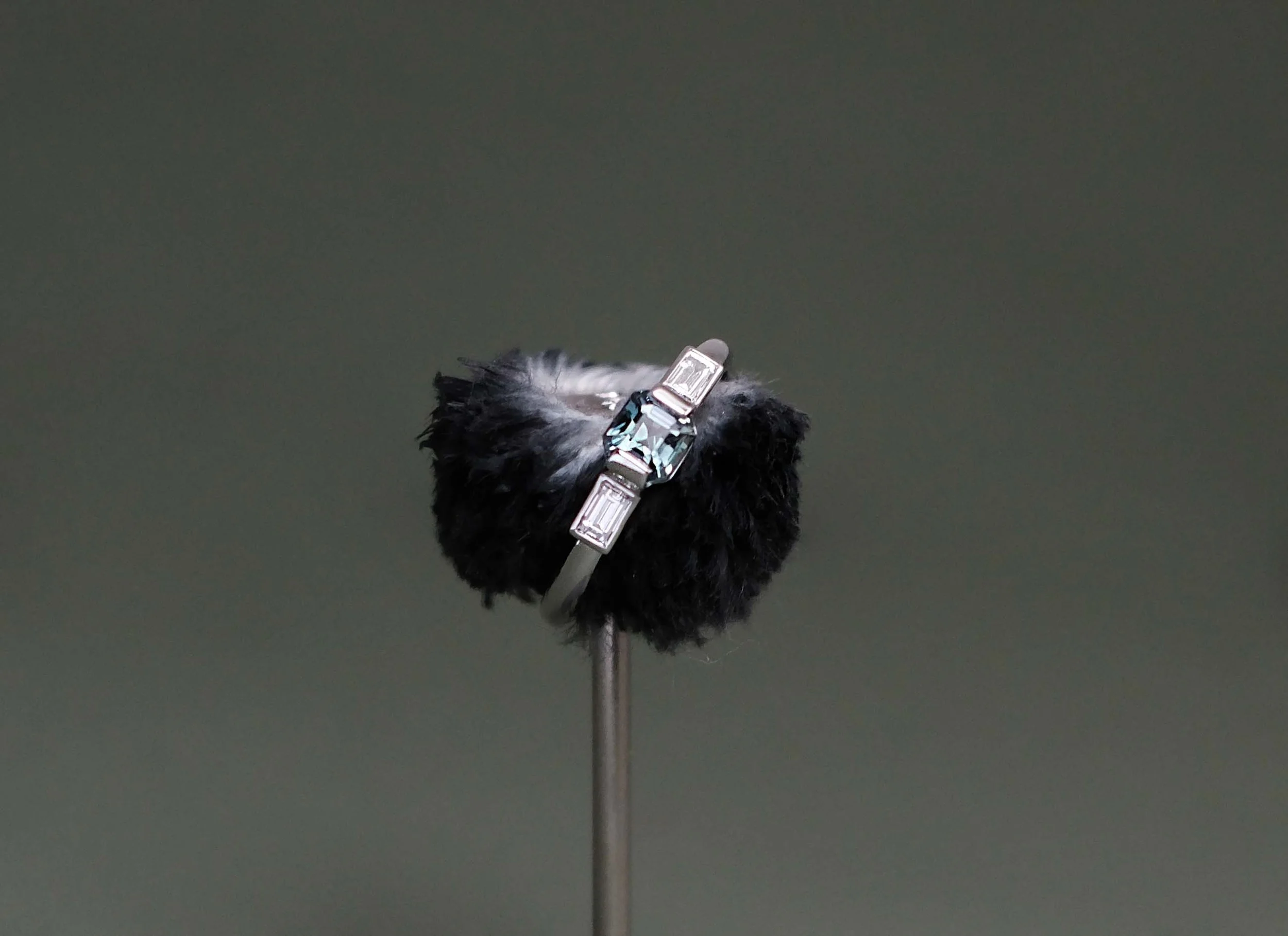 SOLITAIRE-EPAULE-saphir-or-blanc-STILLLIFE.jpg
