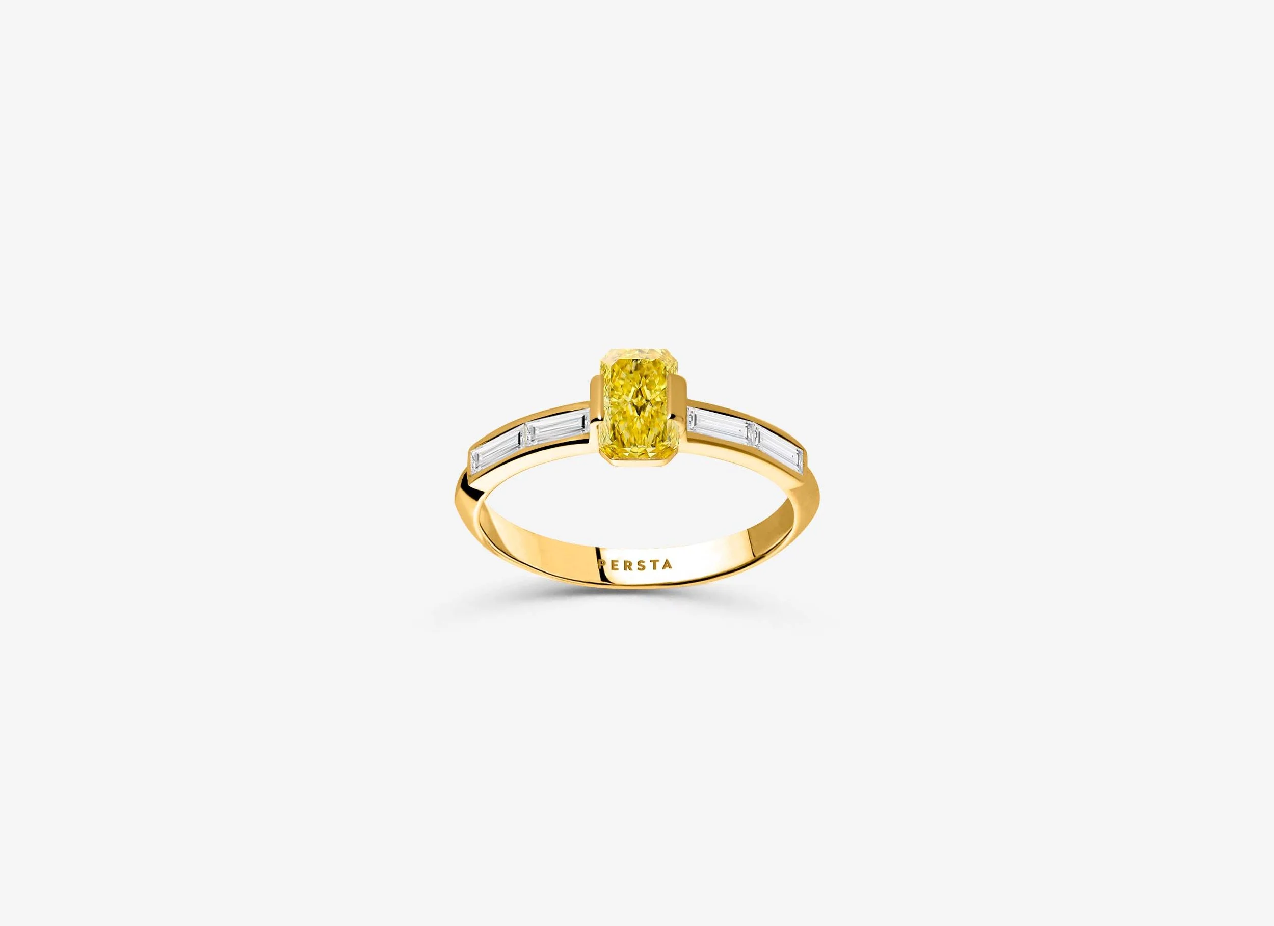 Solitaire-bague-de-fiancaille-diamant-jaune-radiant-epaulee-baguette-or-jaune-persta.jpg