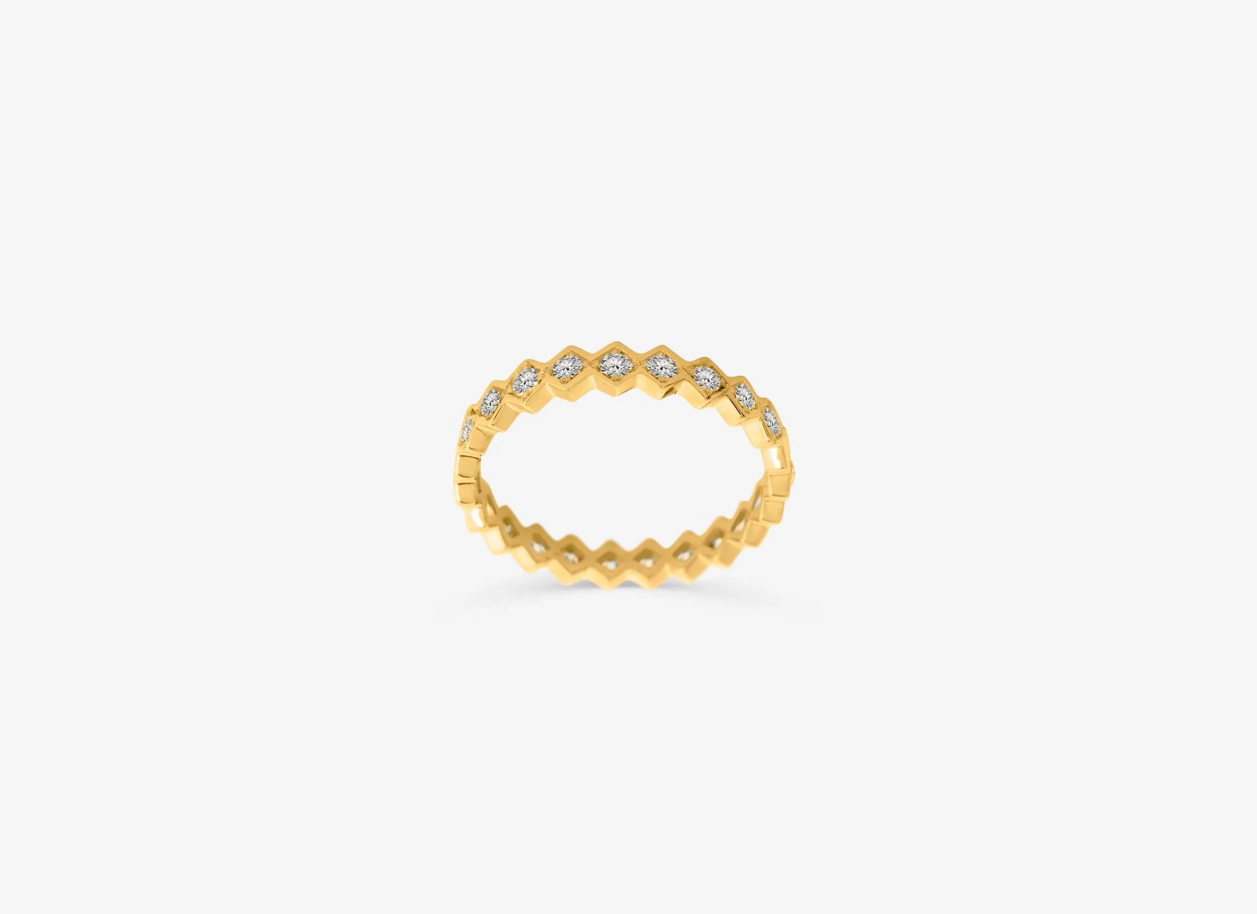 Bague en or jaune avec motif en zigzag et incrustations de diamants.